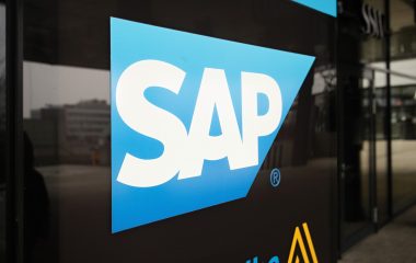 Logo SAP ČR, modrý lichoběžník s bílými písmeny SAP, samolepka na skleněné výloze