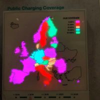 Světelná mapa Evropy na bílém boxu, různobarevně rozsvícené státy označující pokrytí nabíjecími stanicemi pro elektromobily