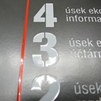 Gravírované značení pater, 2, 3, 4, 5, texty, černá deska, červená linie