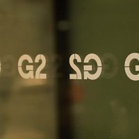 Čtyřnásobné bílé označení G2, plotrová folie polep na skle