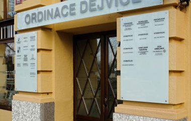 Značení vstupu do Ordinace Dejvice, světelný 3D nápis z plexiskla na mléčném skle, informační tabule vedle vstupních dveří