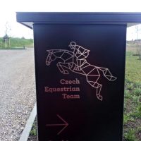 Gravírované logo Czech Equestrian Team na černé dibond desce, ukazatel směru, nápis Stáje