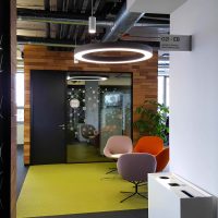 Interiér SAP, limetková podlaha, barevné židle, kruhové osvětlení, informační výstrč, pískované sklo, informační tabulka s označením Quiet Room