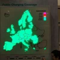 Světelná mapa Evropy na bílém boxu, zeleně svítící státy, značení pokrytí nabíjecími stanicemi pro elektromobily