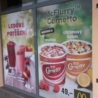 Potištěná reklamní folie na skleněné výloze, fotografie produktů Mc Donald's