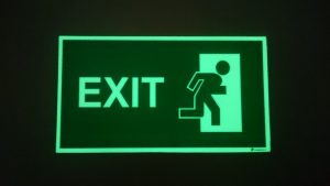 Úniková tabulka s piktogramem nouzový východ, nápis EXIT, zelená luminiscence