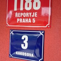 Dvě smaltové cedule, červené číslo popisné 1188, ŘEPORYJE PRAHA 5 a modré číslo orientační 3 v ulici KAKOSOVA, červená fasáda