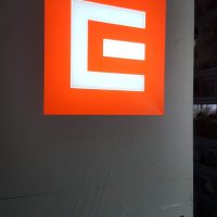 LED hliníkový panel, detail na oranžovo-bílé svítící logo ČEZ