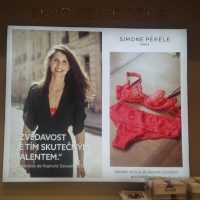 LED prosvícený textil frame s hliníkovým rámem, potištěný fotoreklamou na oblečení SIMONE PERELE, 3D logo na zdi