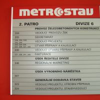 Čtvercová tabulka, modulový orientační systém 2. patra divize 6 areálu Metrostav, přišroubováno na červené zdi