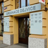 Značení vstupu do Ordinace Dejvice, světelný 3D nápis z plexiskla na mléčném skle, informační tabule vedle vstupních dveří