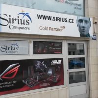 Výloha prodejny Sirius Computers, děrovaná okenní folie nalepená na tabulkách oken, reklamní grafika