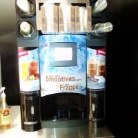 Automat na nápoje MC Donald's polepený potištěnou folií, fotografie nápojů a nápisy Smoothies a Frappé