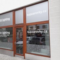 Polep skleněné výlohy, bílý samolepicí text AULIX lighting a kupzarovky.cz na skleněných tabulkách, menší nápisy vyřezané v pískované folii